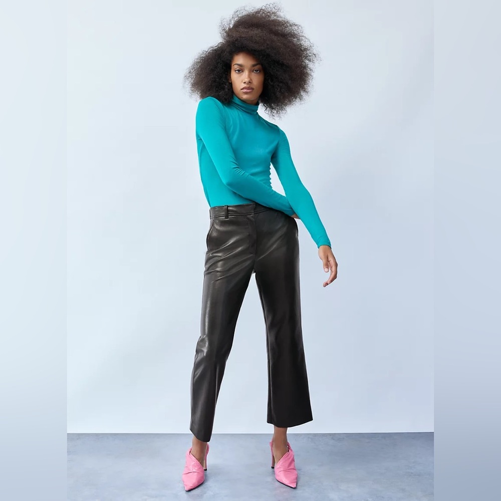 BNWT Aritzia Babaton Vegan Straight/Command Pant in Colour Black in Size 6
